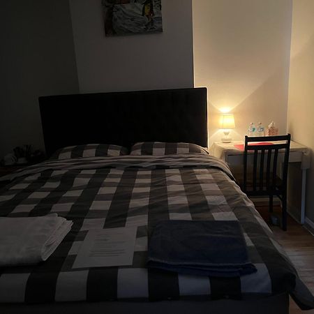 Large Double Bedroom With Free On Site Parking Kingston upon Thames  Bagian luar foto