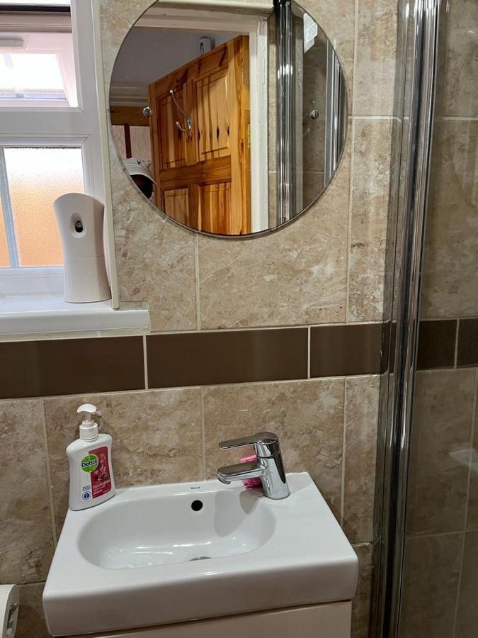 Large Double Bedroom With Free On Site Parking Kingston upon Thames  Bagian luar foto