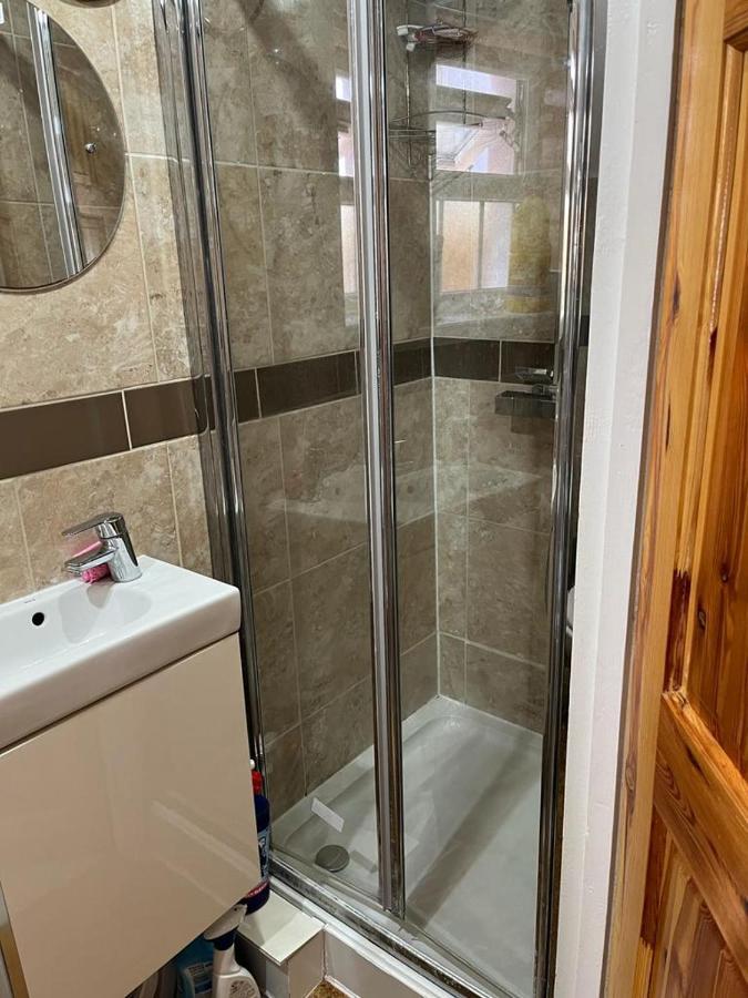 Large Double Bedroom With Free On Site Parking Kingston upon Thames  Bagian luar foto