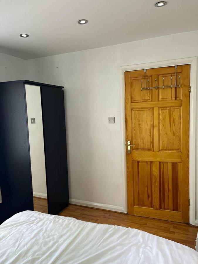 Large Double Bedroom With Free On Site Parking Kingston upon Thames  Bagian luar foto