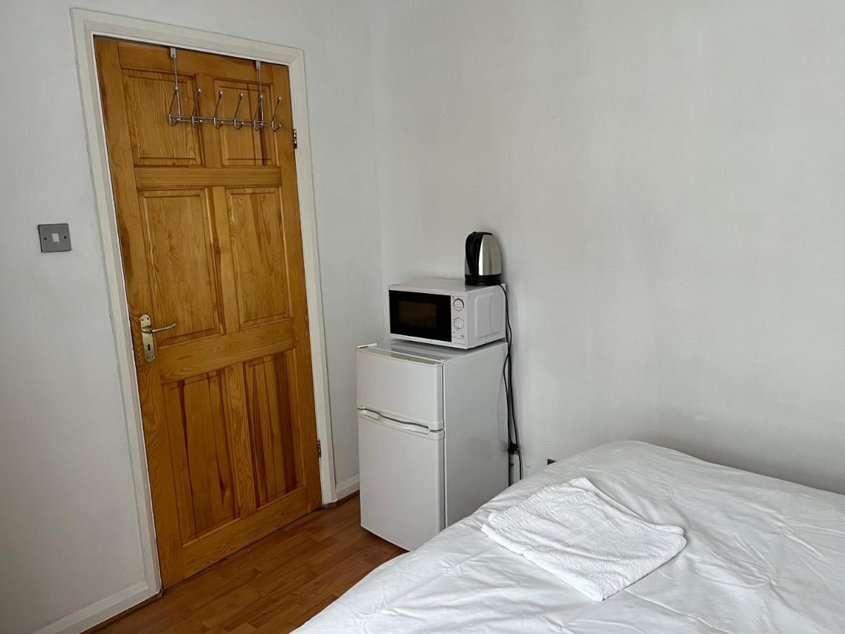 Large Double Bedroom With Free On Site Parking Kingston upon Thames  Bagian luar foto